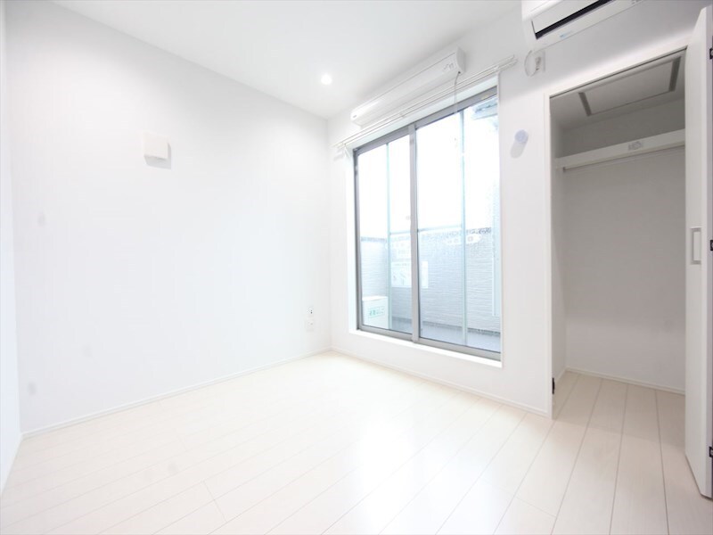 物件内観写真2　(洋室5.7帖　クローゼット付　バルコニー　イメージ写真)