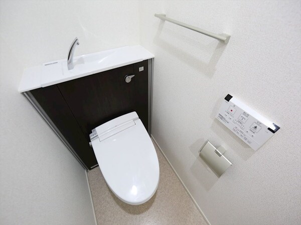 トイレ(温水洗浄暖房便座付トイレ　手洗い場付)
