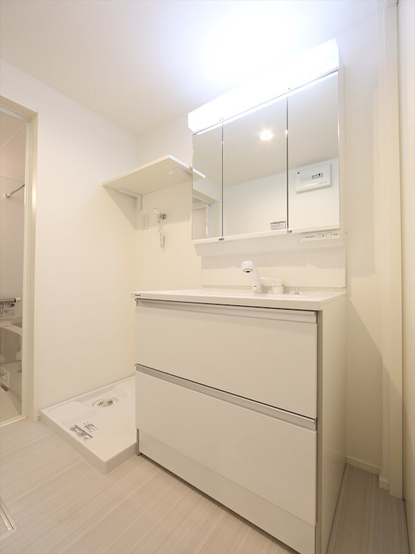 物件内観写真3　(脱衣所　独立洗面台（シャンプードレッサー付）イメージ画像)