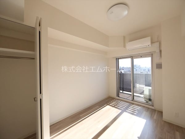 ベランダ(洋室7.1帖　クローゼット（収納充実してます）)
