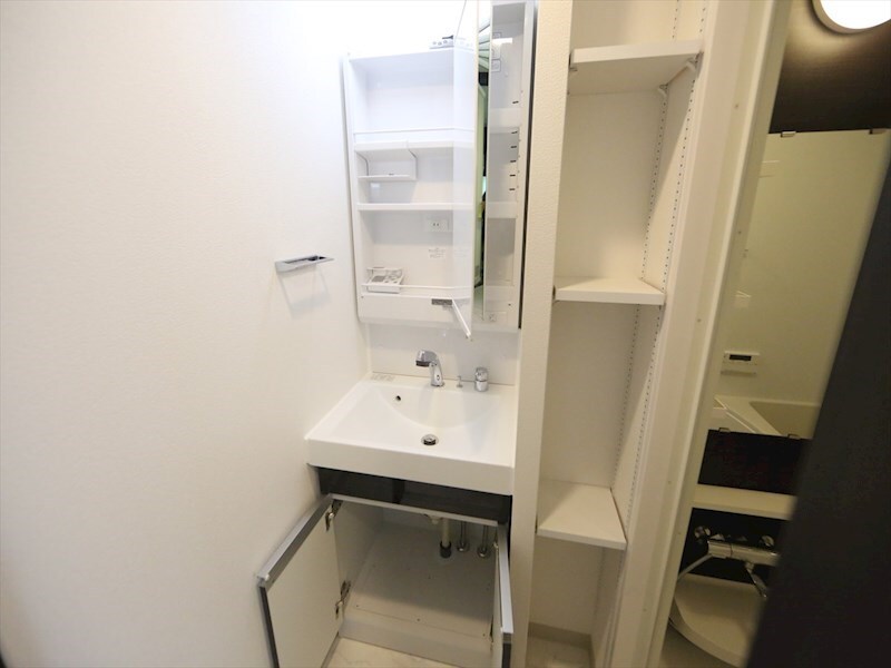 物件内観写真3　(脱衣所　独立洗面台（シャンプードレッサー付）収納スペース有)