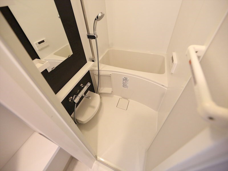 物件内観写真4　(バスルーム　浴室暖房乾燥機付き)