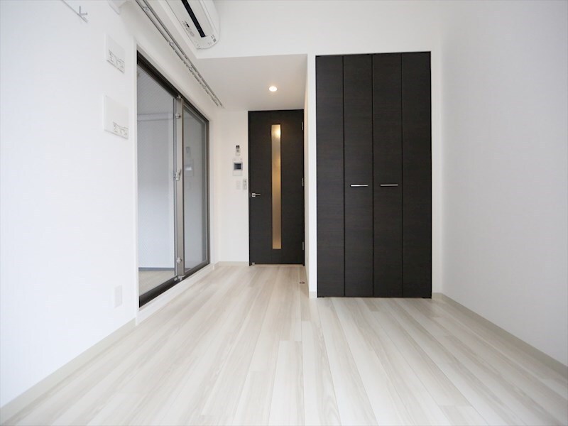 物件内観写真10　(洋室6.2帖　エアコン完備　クローゼット付　バルコニー)