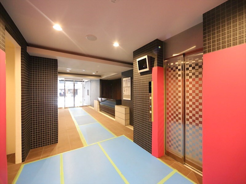 物件内観写真13　(エントランス　オートロック　宅配ＢＯＸ　防犯カメラ)