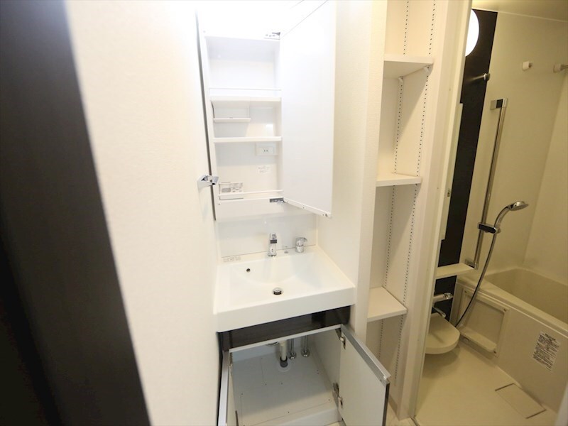 物件内観写真18　(脱衣所　独立洗面台（シャンプードレッサー付）収納スペース有)
