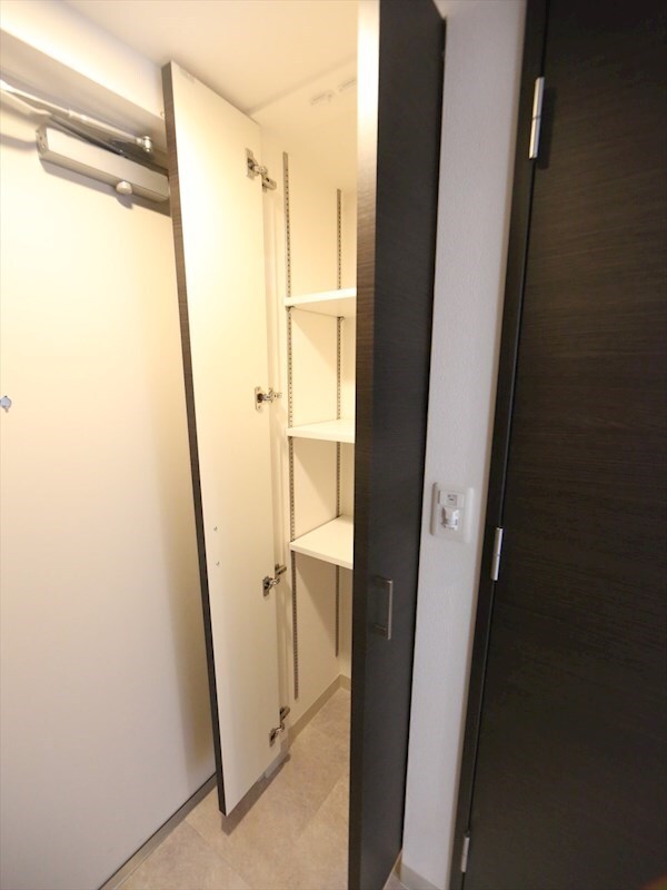 物件内観写真19　(玄関収納（収納充実してます）)