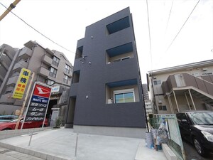 Ｅｍｂｅｌｌｉｒ　Ｔｒｏｉｓ（アンベリールトロワ）外観写真
