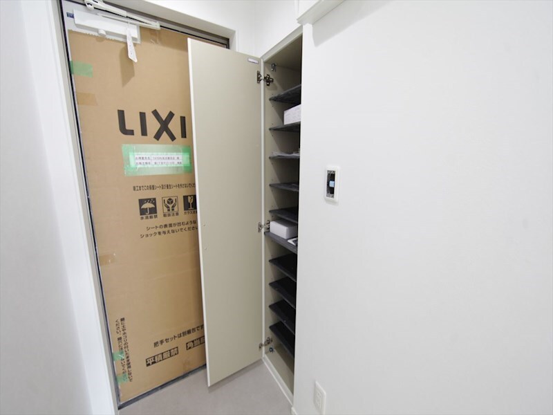 物件内観写真8　(玄関　シューズボックス付（収納充実してます）)