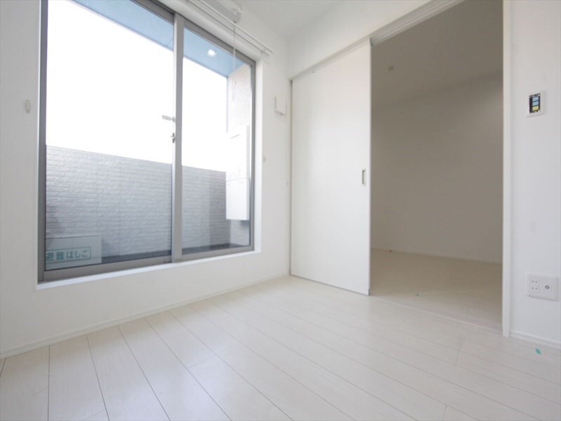 物件内観写真10　(洋室3.7帖　クローゼット付　バルコニー)