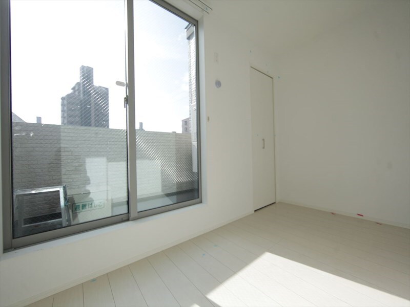 物件内観写真10　(洋室4.7帖　クローゼット付　エアコン完備　南面バルコニー)