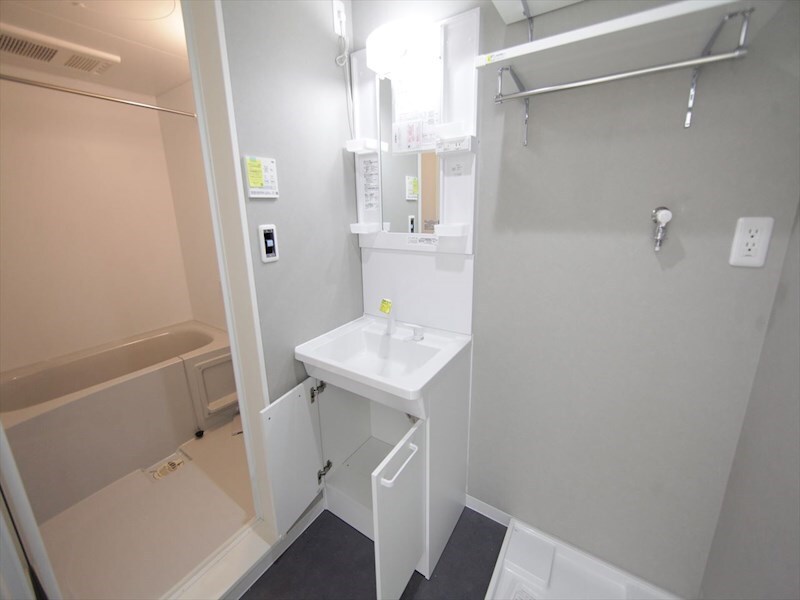 物件内観写真19　(脱衣所　独立洗面台（シャンプードレッサー付）収納スペース有)