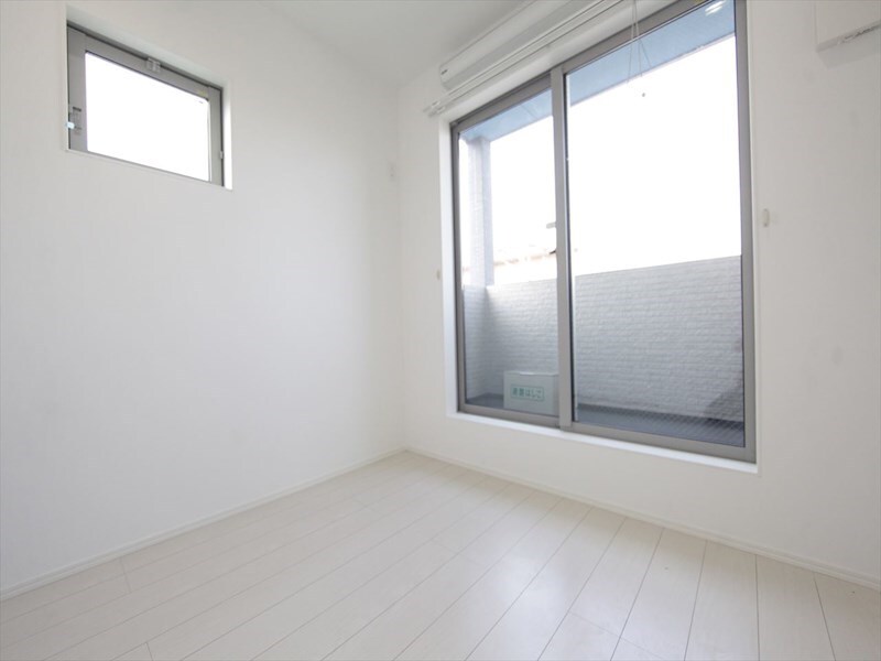 物件内観写真22　(洋室3.7帖　クローゼット付　バルコニー)