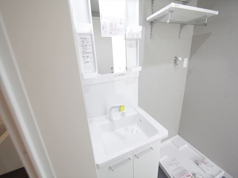 物件内観写真24　(脱衣所　独立洗面台（シャンプードレッサー付）収納スペース有)