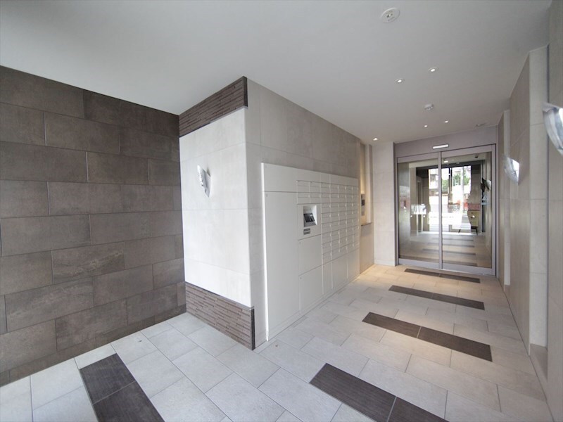 物件内観写真13　(エントランス　オートロック　宅配ＢＯＸ　防犯カメラ)