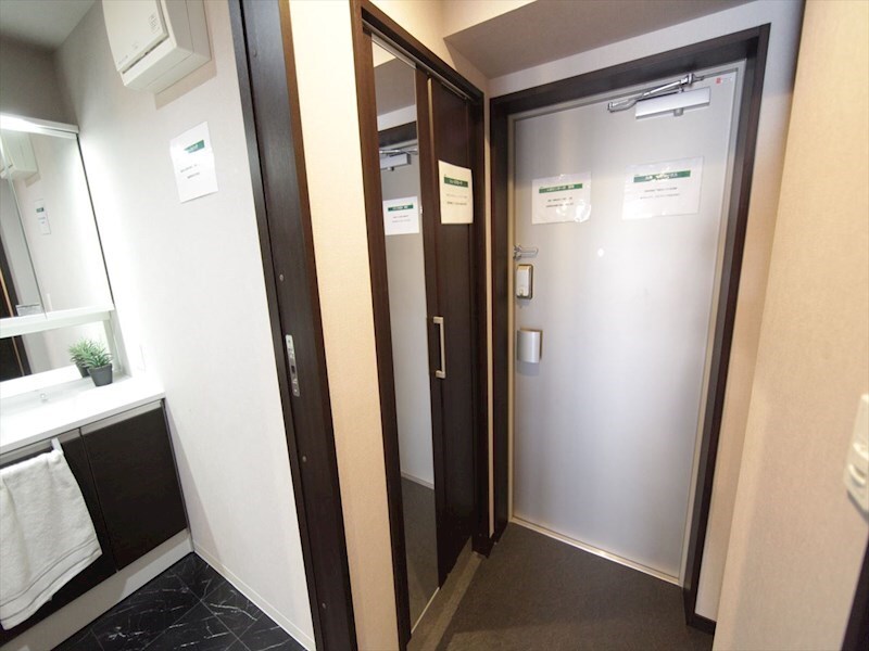 物件内観写真20　(玄関　シューズクローク　姿見鏡付き（収納充実してます）)