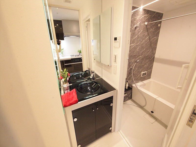 物件内観写真4　(脱衣所　オシャレな独立洗面台)