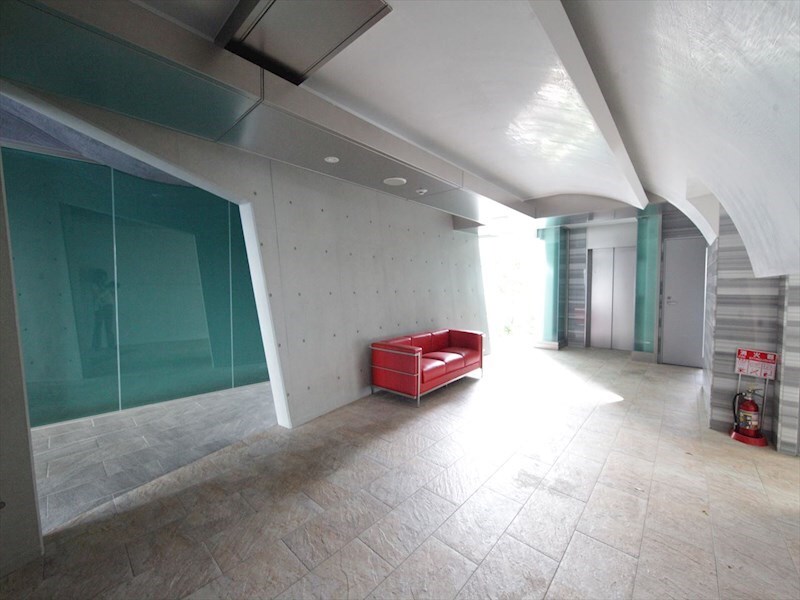 物件内観写真13　(エントランス　オートロック　宅配ＢＯＸ　防犯カメラ付)