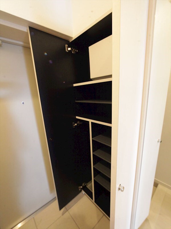 玄関(玄関　シューズボックス付（収納充実してます）)