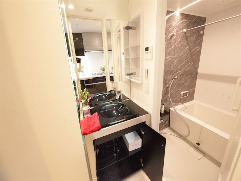 物件内観写真24　(脱衣所　オシャレな独立洗面台)