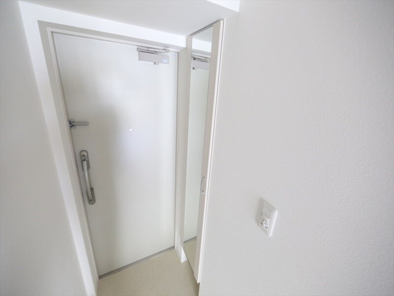 物件内観写真6　(玄関　シューズボックス付（収納充実してます）)