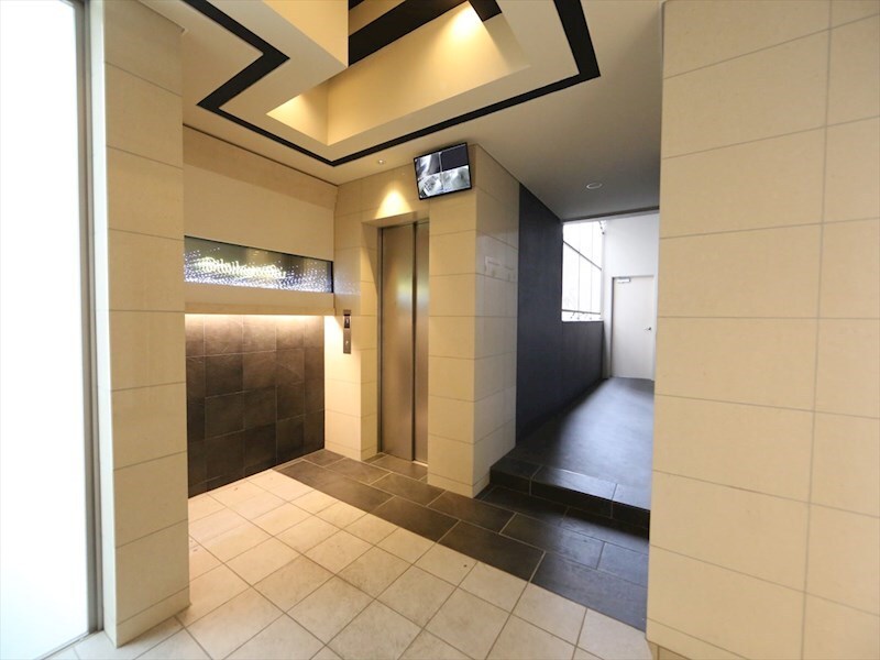 物件内観写真13　(エントランス　オートロック　防犯カメラ)