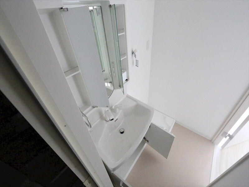 物件内観写真18　(脱衣所　独立洗面台（シャンプードレッサー付）収納スペース有)