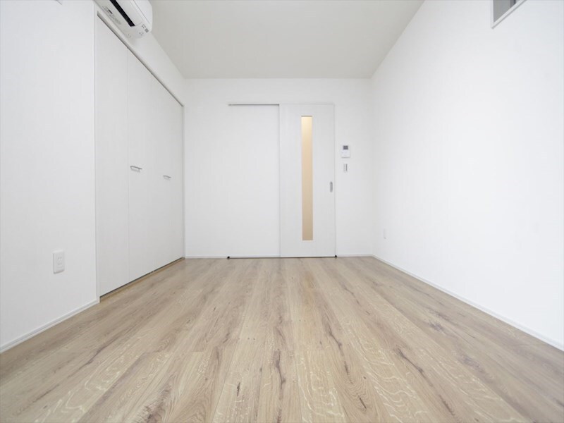 物件内観写真2　(洋室7.7帖　エアコン完備　クローゼット付　バルコニー)