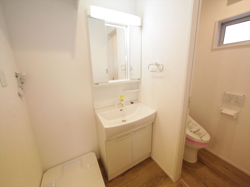 物件内観写真3　(脱衣所　独立洗面台（シャンプードレッサー付）収納スペース有)