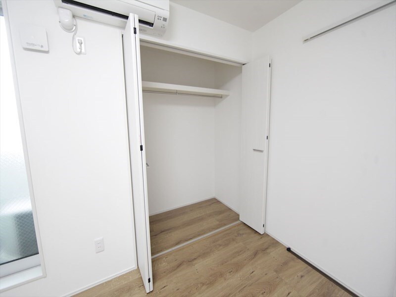 物件内観写真5　(クローゼット（収納充実してます）)