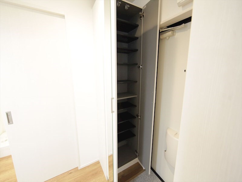 物件内観写真8　(玄関　シューズッボックス付（収納充実してます）)