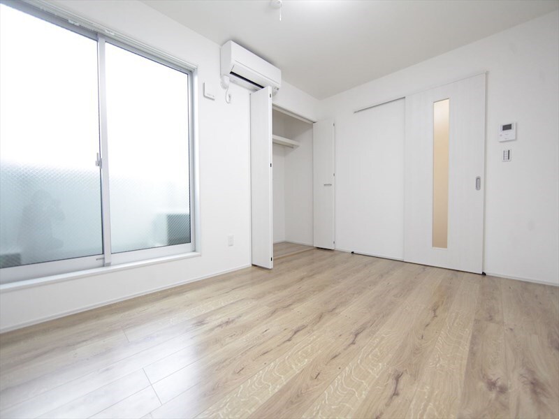 物件内観写真10　(洋室7.7帖　エアコン完備　クローゼット付　バルコニー)