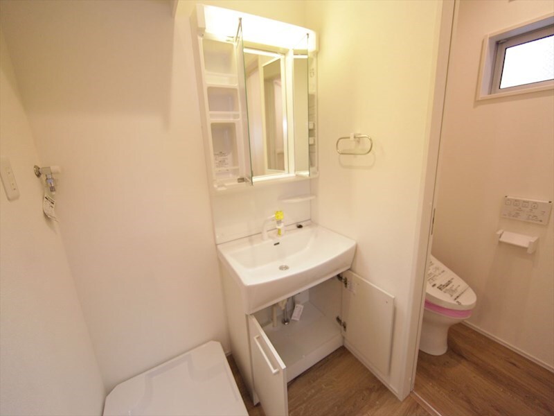 物件内観写真16　(脱衣所　独立洗面台（シャンプードレッサー付）収納スペース有)