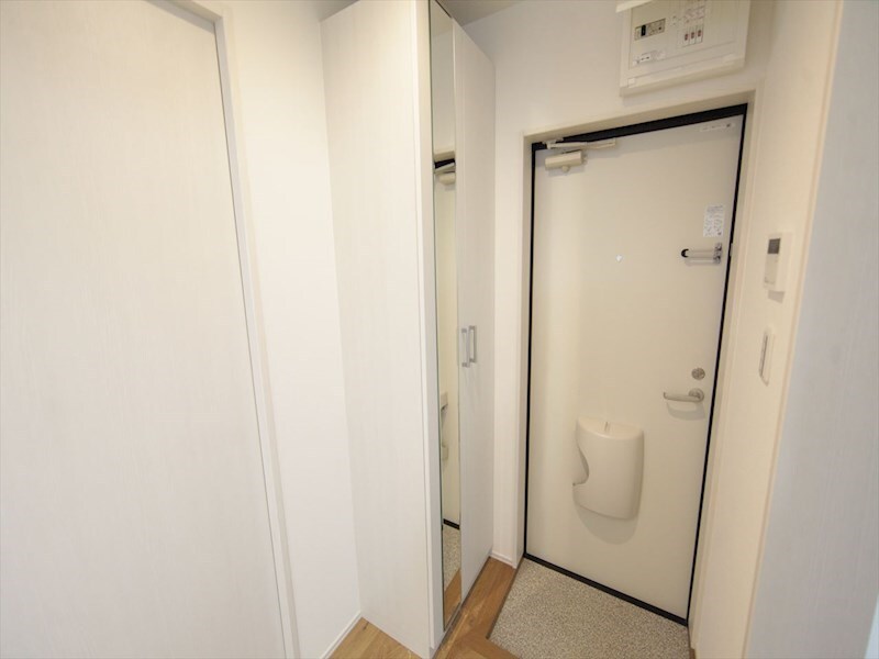 物件内観写真18　(玄関　シューズボックス付（収納充実してます）)