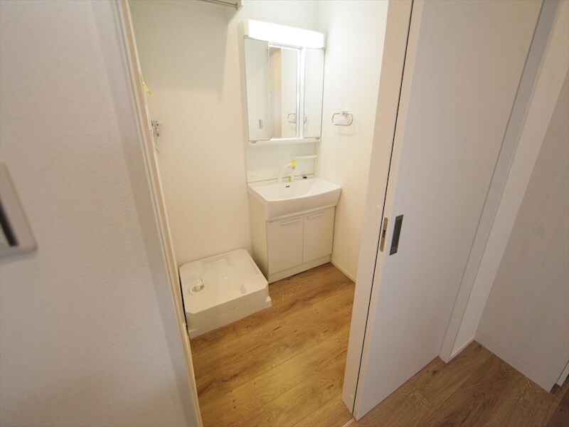 物件内観写真22　(脱衣所　独立洗面台（シャンプードレッサー付）収納スペース有)