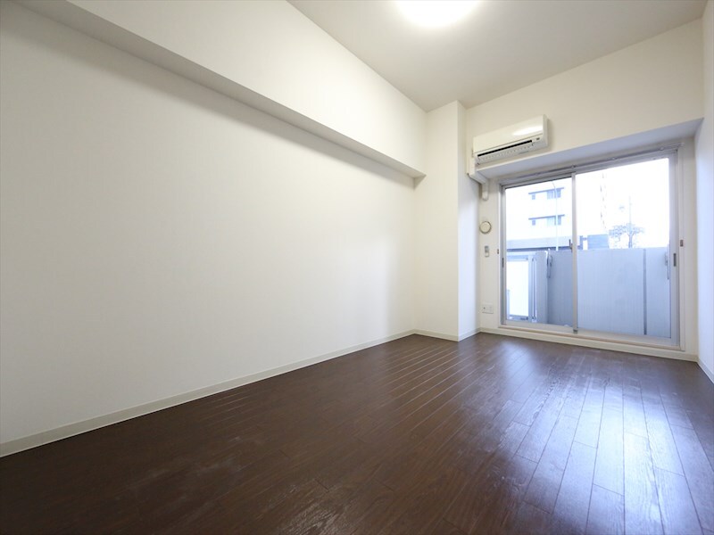 物件内観写真10　(洋室9.5帖　エアコン完備　クローゼット付　南面バルコニー)