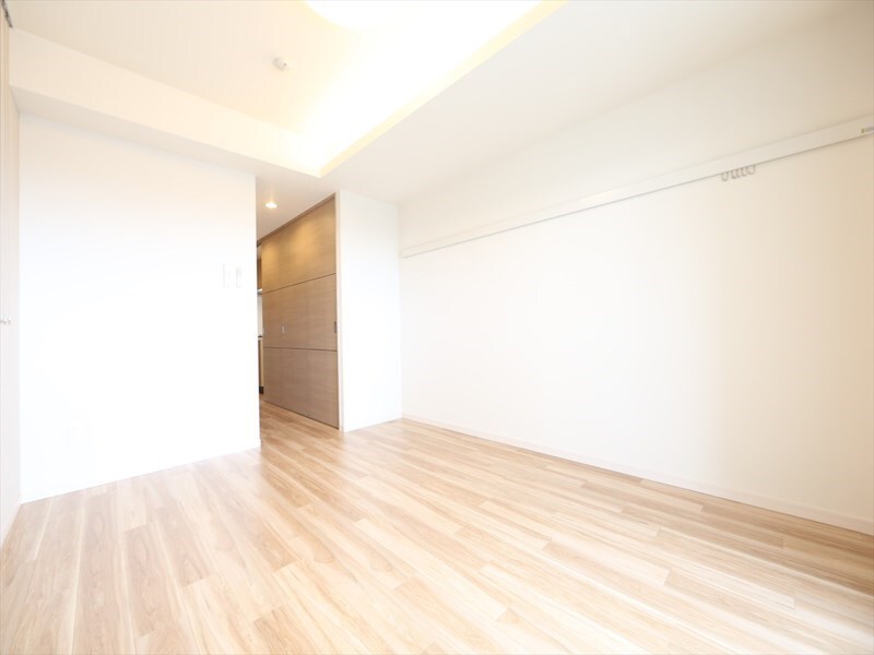 物件内観写真2　(洋室9.9帖　クローゼット付（収納充実してます）)