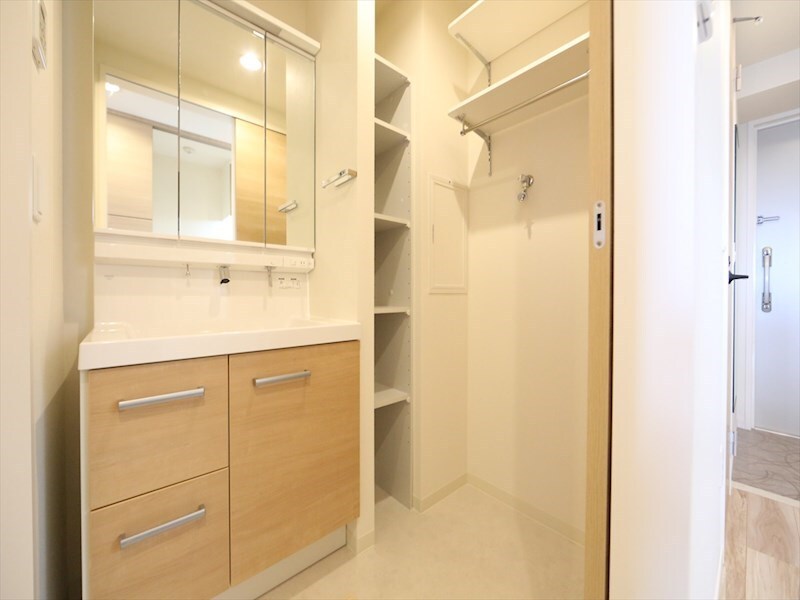 物件内観写真3　(脱衣所　独立洗面台（シャンプードレッサー付）収納スペース有)