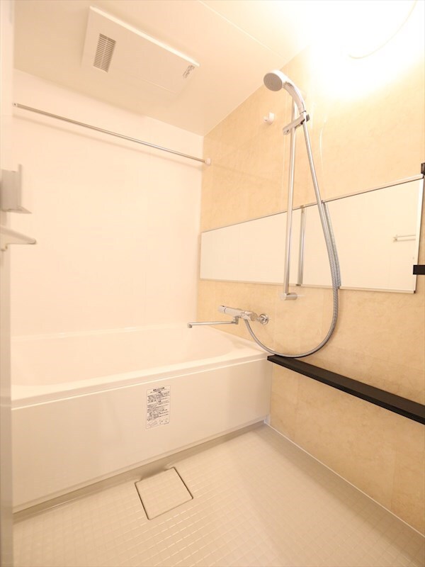 物件内観写真4　(バスルーム　浴室暖房乾燥機付き)