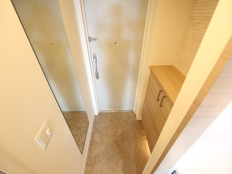 物件内観写真8　(玄関　姿見鏡付き　シューズボックス付)