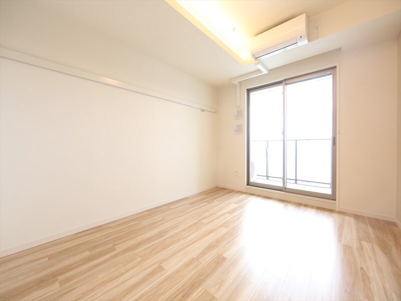 物件内観写真9　(洋室9.9帖　エアコン完備　バルコニー)