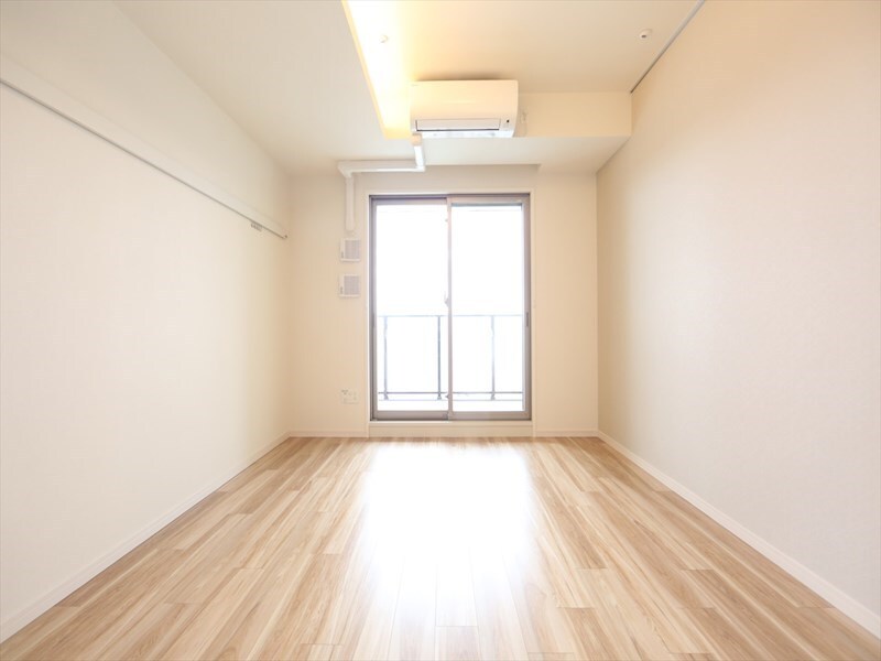 物件内観写真10　(洋室9.9帖　エアコン完備　バルコニー)