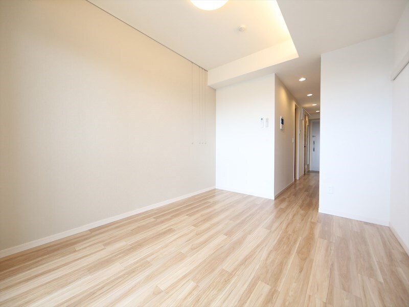 物件内観写真14　(洋室9.9帖　クローゼット付（収納充実してます）)