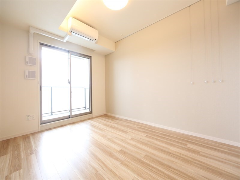 物件内観写真15　(洋室9.9帖　エアコン完備　バルコニー)