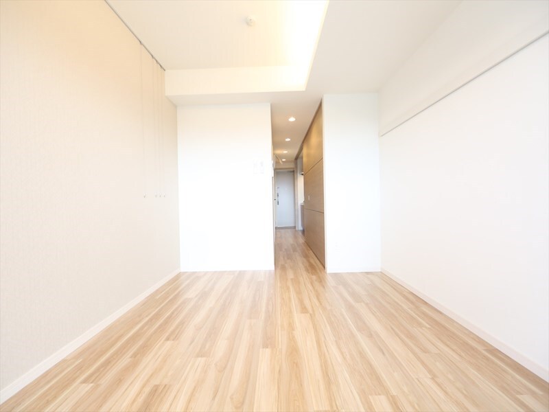 物件内観写真20　(洋室9.9帖　クローゼット付（収納充実してます）)