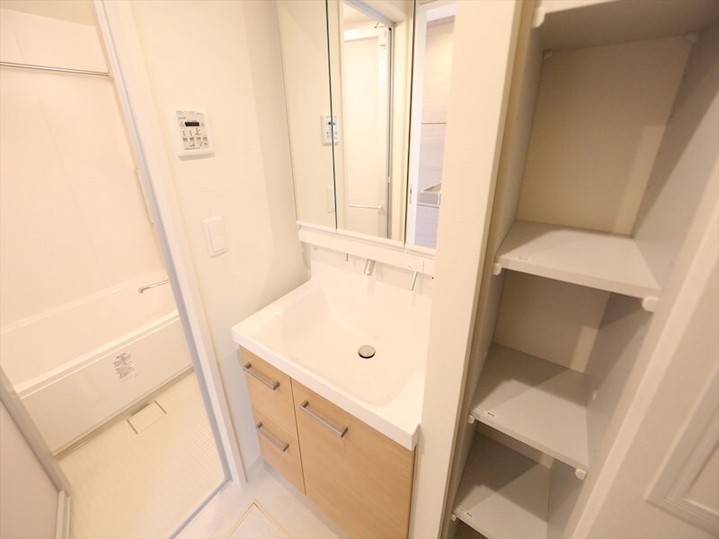 物件内観写真24　(脱衣所　独立洗面台（シャンプードレッサー付）収納スペース有)