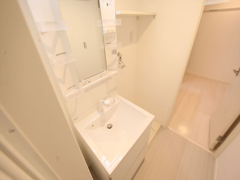 物件内観写真3　(脱衣所　独立洗面台（シャンプードレッサー付）収納スペース有)