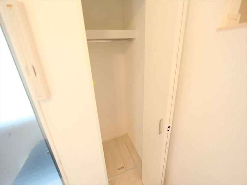 物件内観写真8　(クローゼット（収納充実してます）)