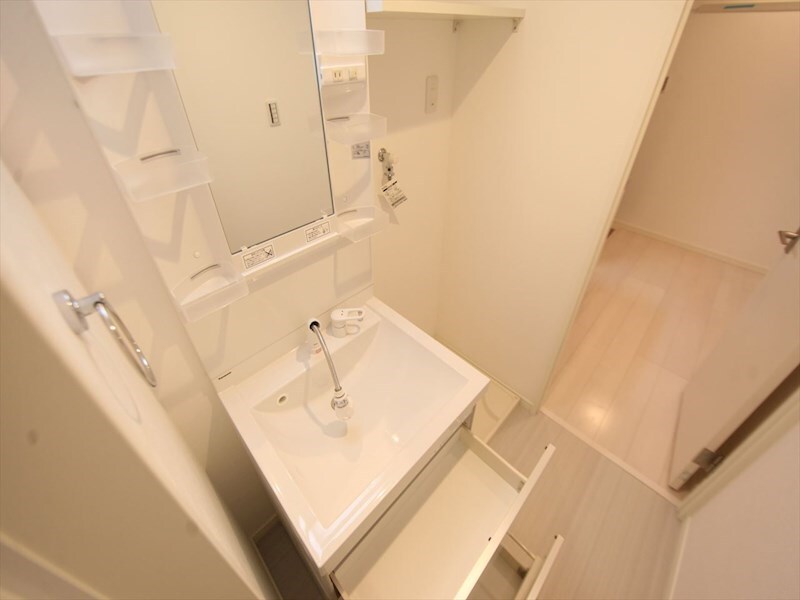 物件内観写真26　(脱衣所　独立洗面台（シャンプードレッサー付）収納スペース有)