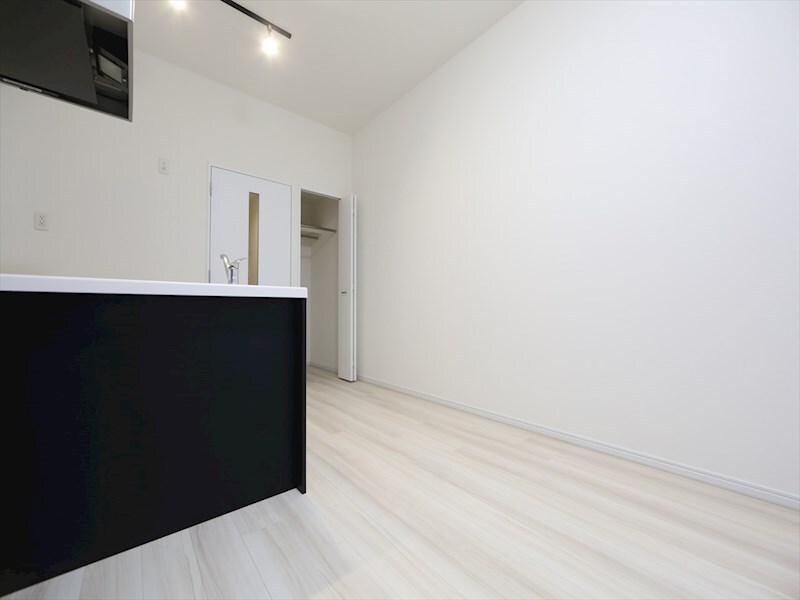 物件内観写真2　(洋室8.6帖　カウンターキッチン　クローゼット付)