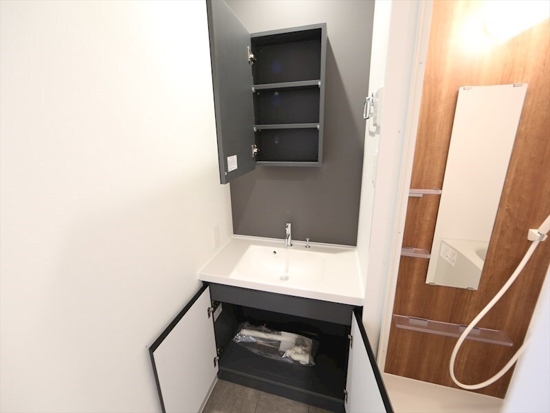 物件内観写真3　(脱衣所　独立洗面台　収納スペース有)